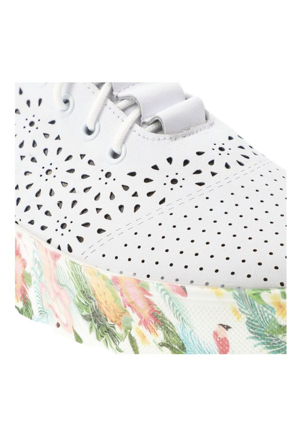 Półbuty damskie Artiker, cholewka ze skóry naturalnej perforowana konstrukcja z klasycznym sznurowaniem podwyższona podeszwa o dekoracyjnej strukturz. Okazja: na co dzień. Zapięcie: sznurówki. Kolor: biały. Materiał: skóra. Szerokość cholewki: normalna. Wzór: ażurowy, kwiaty. Sezon: lato. Sport: turystyka piesza