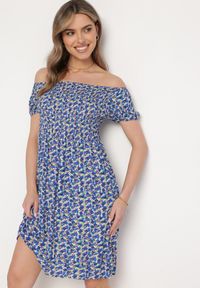 Born2be - Granatowa Wiskozowa Sukienka Hiszpanka z Gumkami w Pasie Valdina. Okazja: na co dzień. Typ kołnierza: dekolt hiszpanka. Kolor: niebieski. Materiał: wiskoza. Długość rękawa: krótki rękaw. Sezon: lato. Styl: casual, wakacyjny #1
