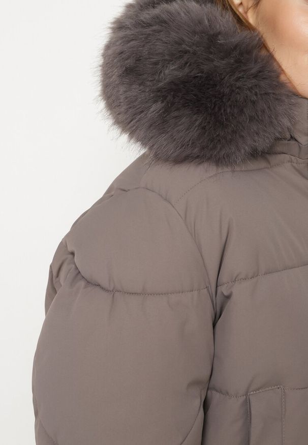 Born2be - Ciemnoszara Pikowana Kurtka z Szerokimi Ściągaczami i Ozdobnym Futrem przy Kapturze Inandria. Okazja: do pracy, na co dzień, na spotkanie biznesowe. Kolor: szary. Materiał: futro. Długość rękawa: długi rękaw. Długość: długie. Styl: klasyczny, casual, elegancki, biznesowy