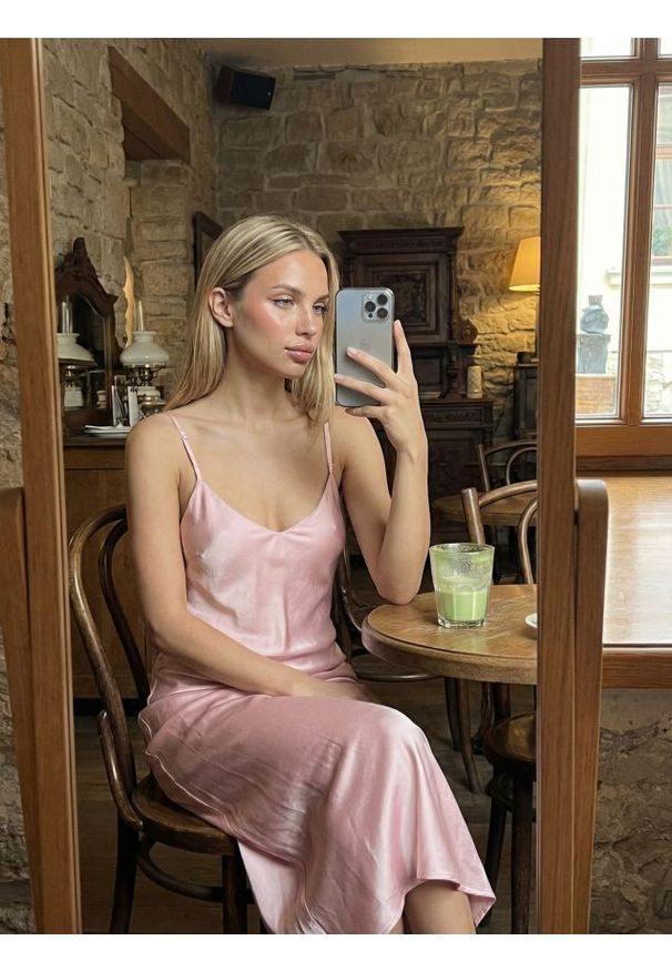 Sinsay - Satynowa sukienka na ramiączkach - różowy. Kolor: różowy. Materiał: satyna. Długość rękawa: na ramiączkach