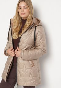 Born2be - Ciemnobeżowa Pikowana Kurtka o Prostym Kroju z Kapturem Nileria. Okazja: do pracy, na co dzień, na spotkanie biznesowe. Typ kołnierza: kaptur. Kolekcja: plus size. Kolor: beżowy. Materiał: dzianina, jeans, poliester. Styl: casual, biznesowy #5