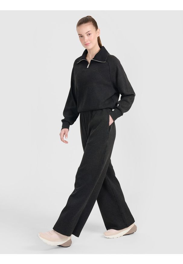 4f - 4F Bluza dresowa oversize nierozpinana bez kaptura damska - czarna L. Okazja: na co dzień. Typ kołnierza: bez kaptura. Kolor: czarny. Materiał: dresówka. Długość rękawa: raglanowy rękaw. Wzór: ze splotem. Styl: sportowy, casual