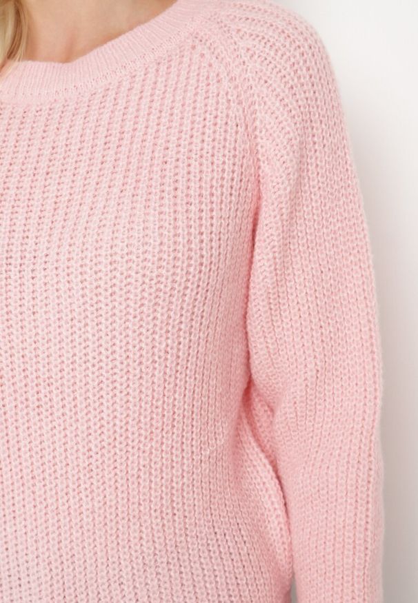 Born2be - Jasnoróżowy Klasyczny Sweter o Krótszym Kroju Zinoraya. Okazja: na co dzień. Kolor: różowy. Materiał: bawełna, jeans. Długość rękawa: długi rękaw. Długość: krótkie. Sezon: zima, jesień. Styl: klasyczny
