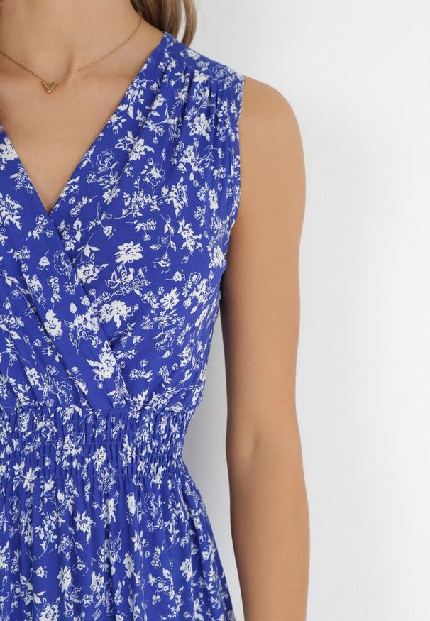 Born2be - Granatowa Sukienka z Wiskozy Marszczoną Gumką w Pasie i Kopertowym Dekoltem Nivih. Kolor: niebieski. Materiał: wiskoza. Długość rękawa: bez rękawów. Typ sukienki: kopertowe