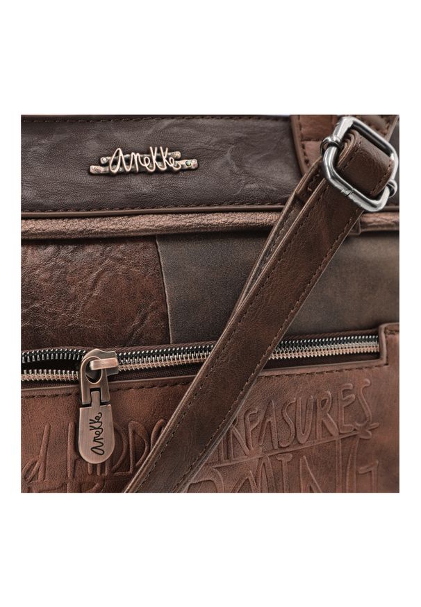 Brązowa Torebka Anekke Elegancki Kuferek Damski Premium. Kolor: brązowy. Wzór: aplikacja, napisy. Materiał: zdobione. Styl: elegancki. Rodzaj torebki: na ramię