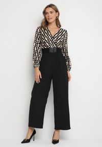 Born2be - Czarno-Beżowy Wzorzysty Kombinezon Kopertowy z Prostymi Nogawkami i Elastycznym Paskiem Tinadorae. Okazja: na co dzień. Kolor: czarny. Materiał: tkanina. Długość rękawa: długi rękaw. Długość: długie. Styl: elegancki, casual #1