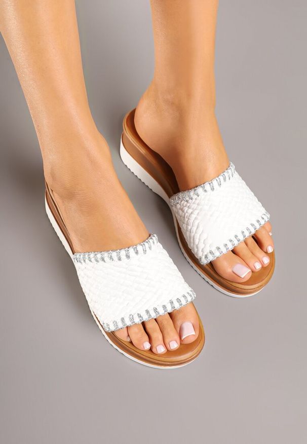 Born2be - Białe Klapki na Koturnie z Plecioną Cholewką Nevorise. Okazja: na co dzień. Kolor: biały. Materiał: jeans. Obcas: na koturnie. Styl: casual