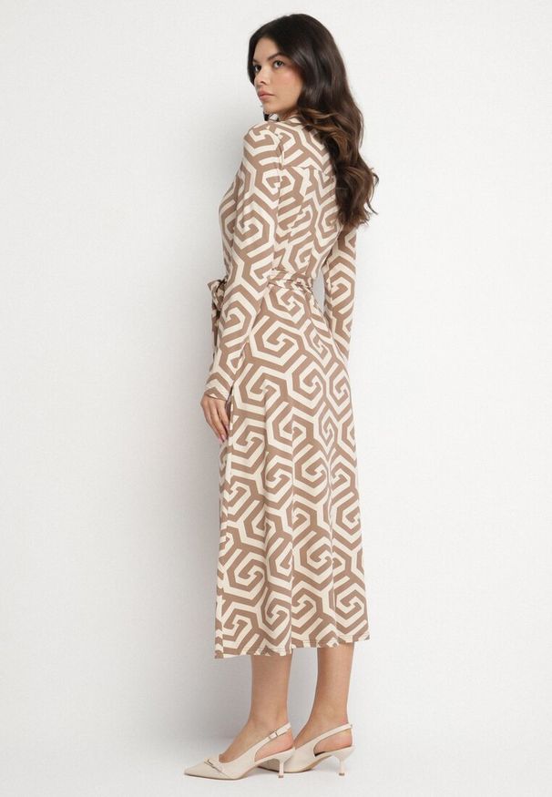 Born2be - Beżowa Koszulowa Sukienka z Wiskozą Paskiem i Geometrycznym Motywem Erislevia. Okazja: na co dzień, na spacer. Typ kołnierza: dekolt w kształcie V. Kolor: beżowy. Materiał: wiskoza. Długość rękawa: długi rękaw. Wzór: geometria. Typ sukienki: koszulowe. Styl: klasyczny, casual, elegancki