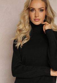Renee - Czarna Dzianinowa Sukienka z Golfem Pacienas. Typ kołnierza: golf. Kolor: czarny. Materiał: dzianina. Długość: midi #4