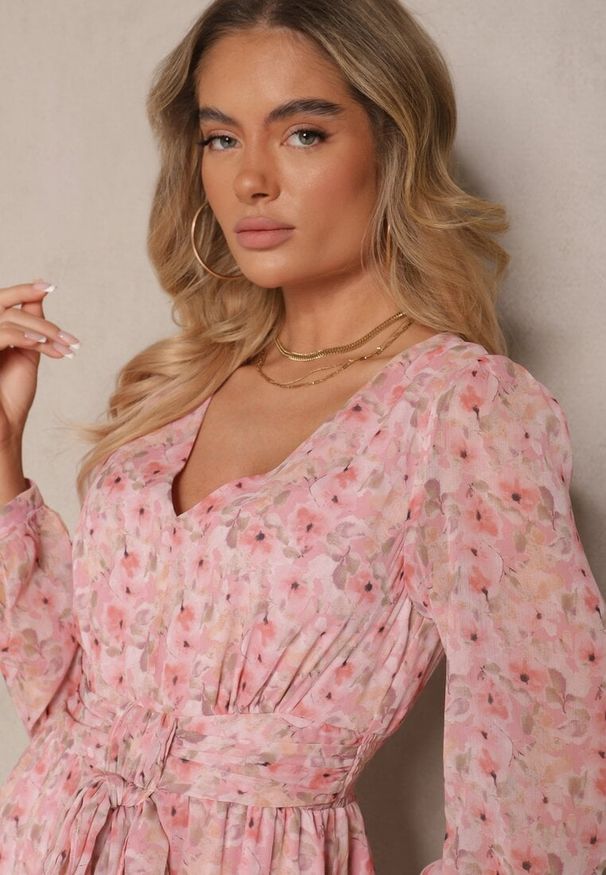 Renee - Różowa Sukienka w Kwiaty o Rozkloszowanym Kroju z Wiązaniem i Rozcięciem Telianis. Okazja: na co dzień, na imprezę. Typ kołnierza: dekolt w kształcie V. Kolor: różowy. Materiał: poliester. Długość rękawa: długi rękaw. Wzór: kwiaty. Typ sukienki: rozkloszowane. Styl: elegancki, casual