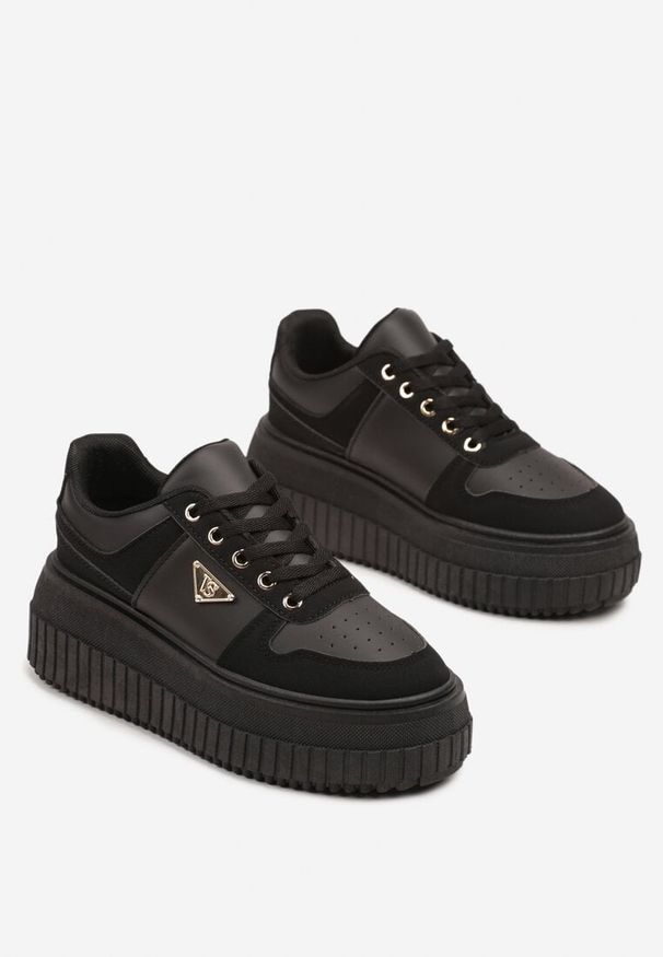 Born2be - Czarne Sneakersy Vices na Grubej Podeszwie z Tłoczeniem i Aplikacją Trójkąta Woriri. Nosek buta: okrągły. Zapięcie: sznurówki. Kolor: czarny. Materiał: jeans. Wzór: aplikacja