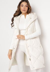 Born2be - Jasnobeżowa Długa Kamizelka z Nieodpinanym Kapturem i Wsuwanymi Kieszeniami Almanessa. Kolor: beżowy. Długość: długie. Wzór: aplikacja #3