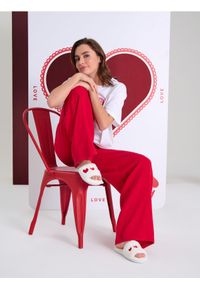 Sinsay - Kapcie z futerkiem - kremowy. Kolor: kremowy. Materiał: futro