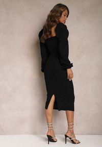 Renee - Czarna Kopertowa Sukienka Midi z Drapowaniem i Bufiastymi Rękawami Revie. Kolor: czarny. Wzór: aplikacja. Typ sukienki: kopertowe. Styl: elegancki. Długość: midi #5