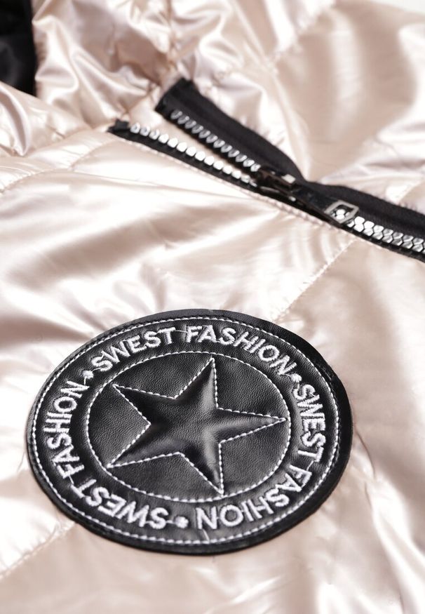 Renee - Jasnobeżowa Długa Kamizelka Pikowana z Naszywką i Kapturem Mevianis. Okazja: na co dzień. Kolor: beżowy. Materiał: bawełna, jeans. Długość: długie. Wzór: aplikacja. Styl: sportowy, casual