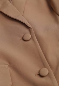 Born2be - Beżowa Taliowana Marynarka z Usztywnioną Linią Ramion Finzeki. Okazja: na co dzień. Kolor: beżowy. Materiał: jeans. Styl: casual, klasyczny #4