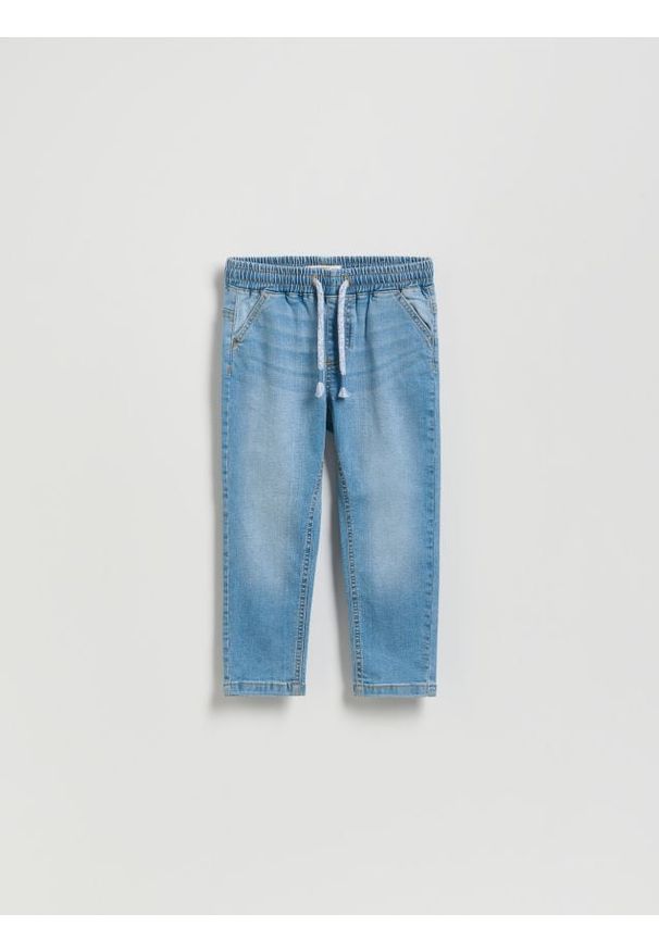 Reserved - Elastyczne jeansy carrot - niebieski. Kolor: niebieski. Materiał: jeans