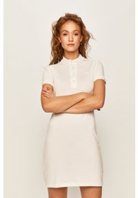 Lacoste Sukienka EF5473 kolor biały mini prosta EF5473-001. Kolor: biały. Materiał: materiał, dzianina. Długość rękawa: krótki rękaw. Wzór: gładki. Typ sukienki: proste. Długość: mini