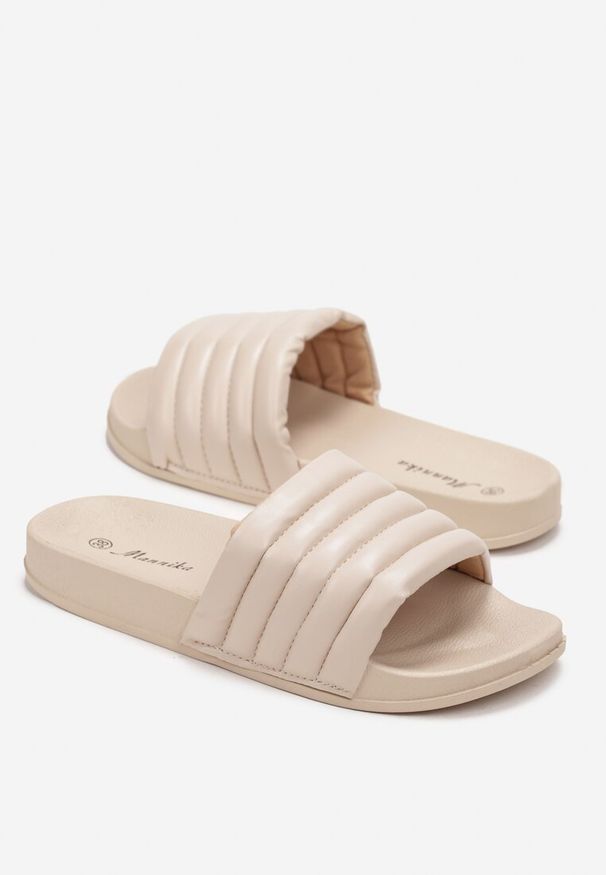 Renee - Beżowe Klapki Basenowe z Szerokim Paskiem z Pikowaniem Tandra. Okazja: na co dzień. Kolor: beżowy. Styl: casual