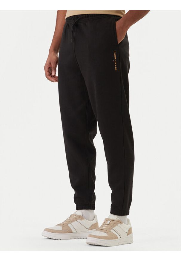 Tommy Jeans Spodnie dresowe Linear DM0DM23014 Czarny Regular Fit. Kolor: czarny. Materiał: bawełna