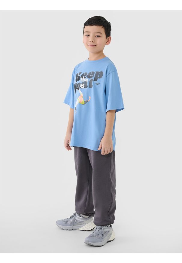 4f - 4F T-shirt oversize z nadrukiem chłopięcy - niebieski 128 (7-8 lat). Okazja: na co dzień. Kolor: niebieski. Materiał: dzianina, bawełna, jersey. Długość rękawa: krótki rękaw. Długość: krótkie. Wzór: nadruk. Sezon: lato. Styl: klasyczny, sportowy, casual