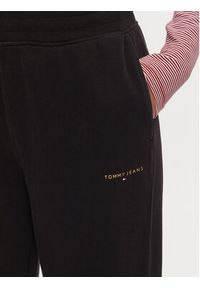 Tommy Jeans Spodnie dresowe DW0DW19657 Czarny Relaxed Fit. Kolor: czarny. Materiał: bawełna