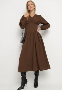 Born2be - Brązowa Sukienka z Wiskozą z Gorsetową Talią i Bufiastymi Rękawami Aniste. Okazja: na co dzień. Typ kołnierza: dekolt gorset. Kolor: brązowy. Materiał: wiskoza. Typ sukienki: gorsetowe. Styl: wizytowy, sportowy, casual, elegancki #6