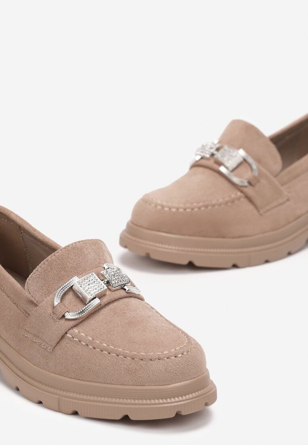 Born2be - Ciemnobeżowe Mokasyny z Klamerką z Cyrkoniami z Imitacji Zamszu Xillese. Okazja: na co dzień. Nosek buta: okrągły. Kolor: beżowy. Materiał: zamsz. Wzór: aplikacja. Obcas: na obcasie. Styl: casual, elegancki. Wysokość obcasa: niski