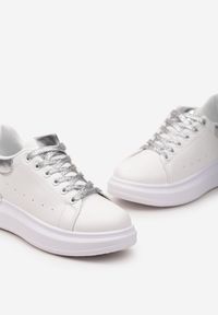 Born2be - Biało-Srebrne Sneakersy na Platformie z Metaliczną Wstawką i Brokatowymi Sznurówkami Wuriana. Kolor: biały. Materiał: skóra. Obcas: na platformie #3