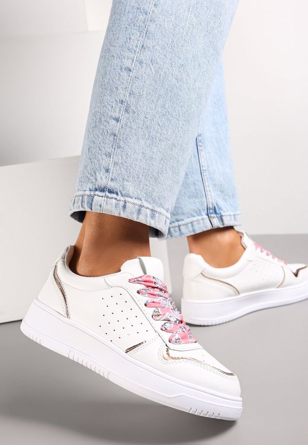Renee - Biało-Szampańskie Sneakersy z Kolorowymi Sznurówkami i Metalicznymi Wstawkami Lania. Kolor: biały, złoty. Wzór: kolorowy