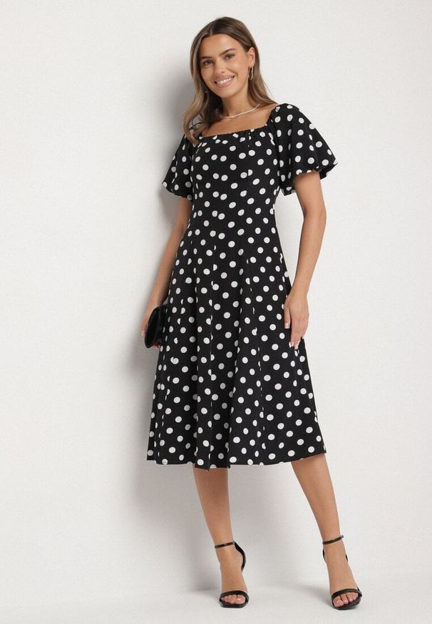 Born2be - Czarna Rozkloszowana Sukienka Vices w Grochy z Dekoltem Typu Hiszpanka Zimina. Okazja: na co dzień. Typ kołnierza: dekolt hiszpanka. Kolor: czarny. Materiał: skóra, materiał. Wzór: grochy. Typ sukienki: proste. Styl: casual, klasyczny