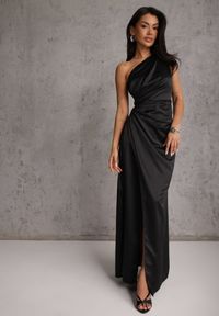 Renee - Czarna Koktajlowa Sukienka Satynowa na Jedno Ramię Zdobiona Marszczeniem Cezalina. Kolor: czarny. Materiał: satyna. Wzór: aplikacja. Typ sukienki: kopertowe, asymetryczne. Styl: wizytowy #8