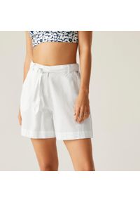 Regatta - Spodenki damskie Sabela II. Kolor: czerwony. Materiał: len, bawełna. Sport: turystyka piesza #1