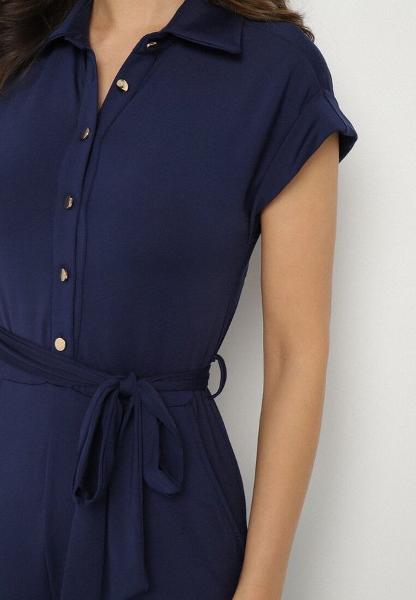 Born2be - Granatowy Koszulowy Kombinezon z Wiskozą z Krótkim Rękawem i Paskiem Minorita. Okazja: na spacer. Kolor: niebieski. Materiał: wiskoza. Długość rękawa: krótki rękaw. Długość: krótkie. Styl: elegancki, klasyczny