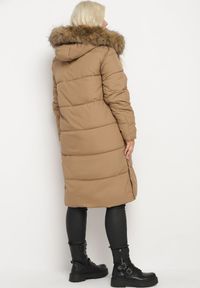 Born2be - Beżowa Kurtka Pikowana z Odpinanym Futerkiem Zivilda. Okazja: na co dzień. Kolekcja: plus size. Kolor: beżowy. Materiał: futro. Wzór: geometria. Styl: klasyczny, casual, elegancki #3