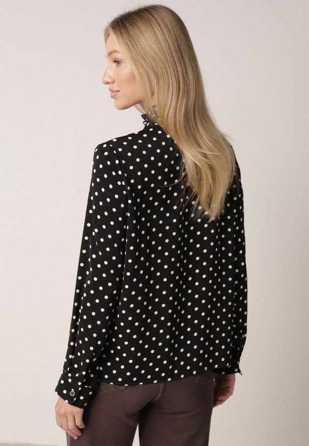Born2be - Czarna Wiskozowa Koszula w Kropki ze Stójką z Ozdobnymi Falbanami Isamene. Okazja: na co dzień. Typ kołnierza: kołnierzyk stójkowy. Kolor: czarny. Materiał: wiskoza. Wzór: kropki. Styl: klasyczny, casual