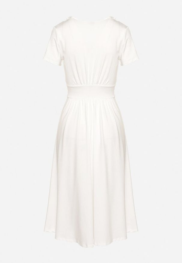 Born2be - Biała Taliowana Sukienka z Dekoltem na Zakładkę Quimadea. Okazja: na spotkanie biznesowe. Kolor: biały. Materiał: materiał. Wzór: aplikacja. Styl: biznesowy, elegancki