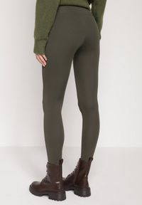 Born2be - Ciemnozielone Klasyczne Legginsy z Regularnym Stanem Ralindia. Okazja: na spacer. Kolor: zielony. Materiał: zamsz. Długość: długie. Styl: klasyczny #5