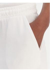 Guess Szorty sportowe E6GD01 KCRZ1 Biały Relaxed Fit. Kolor: biały. Materiał: bawełna #2
