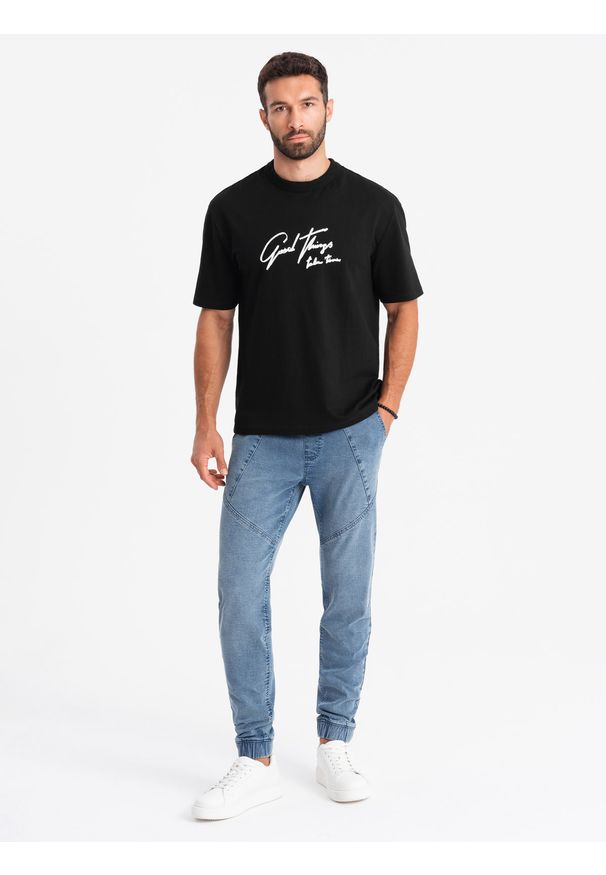 Ombre Clothing - Męskie joggery jeansowe z asymetrycznymi przeszyciami – niebieskie V2 OM-PADJ-0165 - XL. Okazja: na co dzień. Kolor: niebieski. Materiał: jeans. Wzór: aplikacja. Styl: klasyczny, casual, elegancki