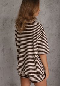 Renee - Brązowy Komplet Casualowy z Bawełny Oversize T-shirt i Szorty w Paski Stylizowany na Szydełkowany Pherra. Kolor: brązowy. Materiał: bawełna. Wzór: paski #5