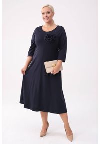 Moda Size Plus Iwanek - Granatowa sukienka Eliza - klasyczna elegancja z nowoczesnym akcentem PLUS SIZE XXL OVERSIZE. Okazja: na co dzień. Kolekcja: plus size. Kolor: niebieski. Materiał: tkanina, wiskoza, skóra, materiał, nylon. Wzór: kwiaty. Typ sukienki: oversize, dla puszystych. Styl: klasyczny