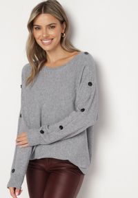 Born2be - Szary Sweter z Dodatkiem Bawełny i Wiskozy z Guzikami na Rękawach Ciasine. Okazja: na co dzień. Kolekcja: plus size. Kolor: szary. Materiał: bawełna, wiskoza. Długość rękawa: długi rękaw. Długość: długie. Styl: casual #4
