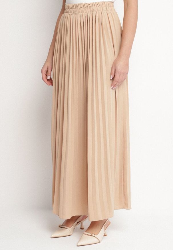 Born2be - Beżowa Spódnica o Rozkloszowanym Kroju z Plisami i Gumką w Talii Ulithra. Okazja: na co dzień. Kolor: beżowy. Styl: elegancki, klasyczny, casual