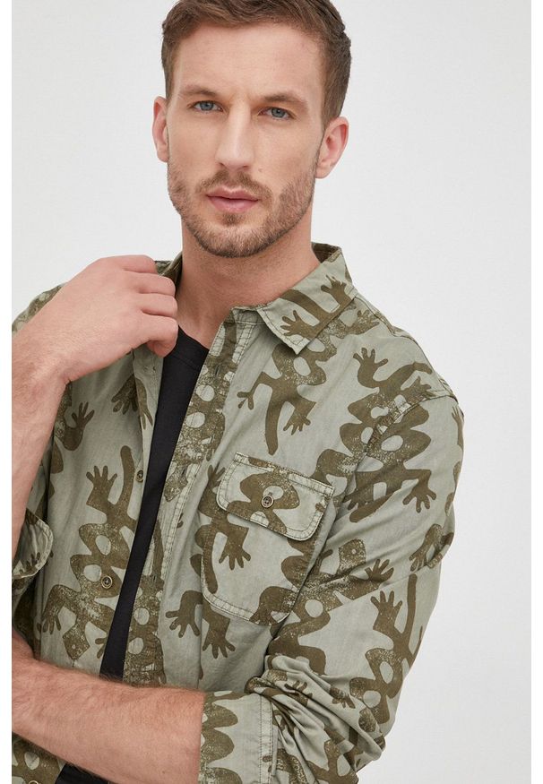 Desigual koszula męska kolor zielony regular z kołnierzykiem włoskim. Typ kołnierza: kołnierzyk włoski. Kolor: zielony. Materiał: lyocell, tkanina, materiał, jedwab. Długość rękawa: długi rękaw. Długość: długie