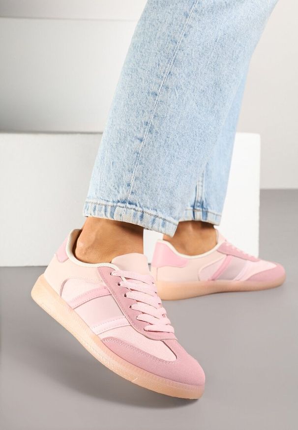 Renee - Różowe Sneakersy Sportowe przed Kostkę z Ozdobnymi Paskami Zonevia. Wysokość cholewki: przed kostkę. Zapięcie: pasek. Kolor: różowy. Szerokość cholewki: normalna. Wzór: paski