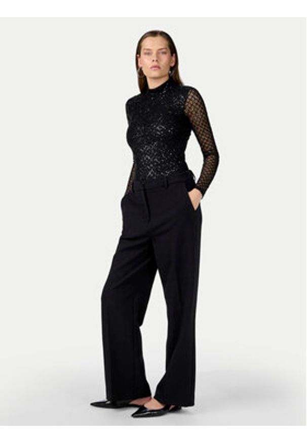 YAS Body Siro 26035482 Czarny Slim Fit. Kolor: czarny. Materiał: syntetyk