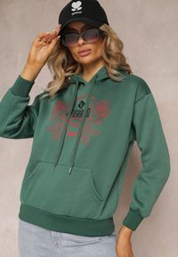 Renee - Zielona Modna Bluza z Nadrukiem i Kapturem Ozdobiona Nadrukiem Arinalu. Kolor: zielony. Materiał: polar. Wzór: aplikacja, nadruk #3