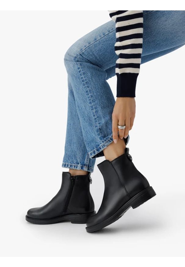 Ryłko - Czarne botki ze skóry licowej. Okazja: na co dzień. Wysokość cholewki: za kostkę. Nosek buta: okrągły. Zapięcie: zamek. Kolor: czarny. Materiał: skóra. Szerokość cholewki: normalna. Styl: klasyczny, casual, elegancki, street
