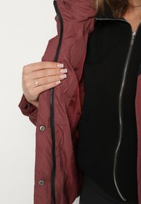 Born2be - Bordowa Kurtka Puffer o Fasonie Oversize z Kapturem i Naszywką Azirva. Okazja: na co dzień. Typ kołnierza: kaptur. Kolor: czerwony. Materiał: dzianina. Wzór: aplikacja. Styl: casual, sportowy #2